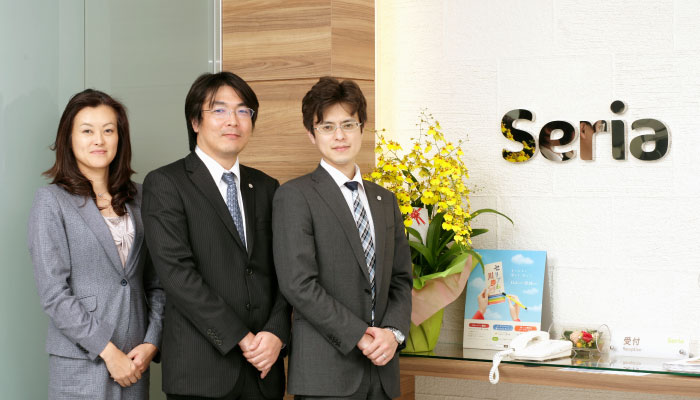左から、JSOL セリア様担当営業 宇水、株式会社セリア 安田係長、北尾主任